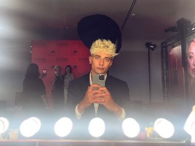 Maxence Danet-Fauvel is taking a mirror selfie.